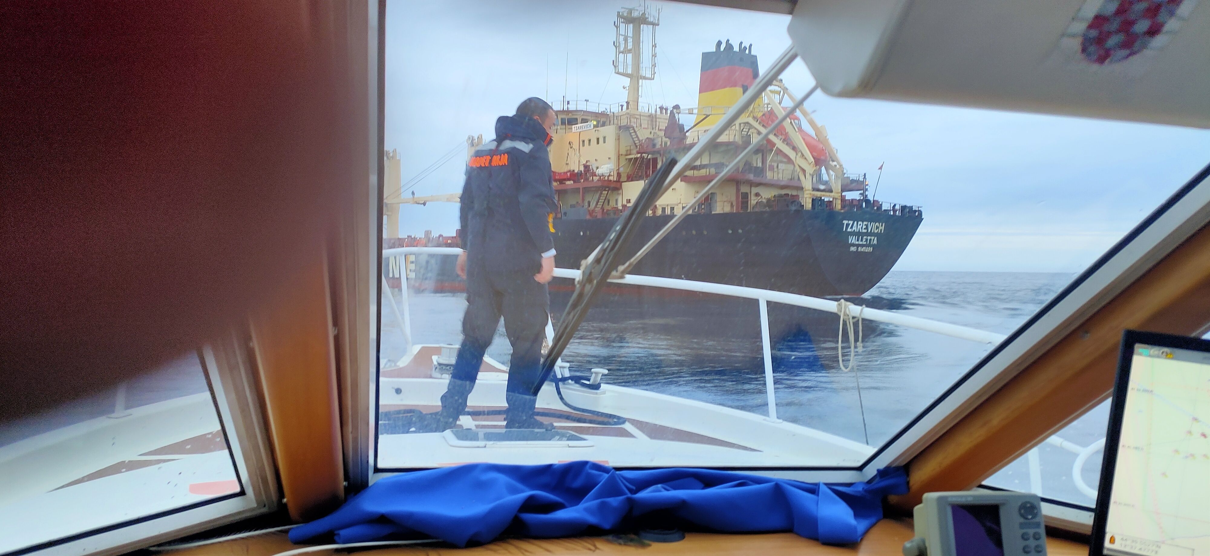 Spašeno pet osoba s prevrnute jedrilice, 17 nautičkih milja od Pule