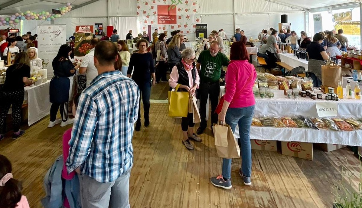 Dvodnevni 11. Festival samoniklog bilja u Kršanu poslužilo lijepo vrijeme. Bilo je ljudi od svakuda, Hrvatske i Slovenije, čulo se Talijane i Nijemce