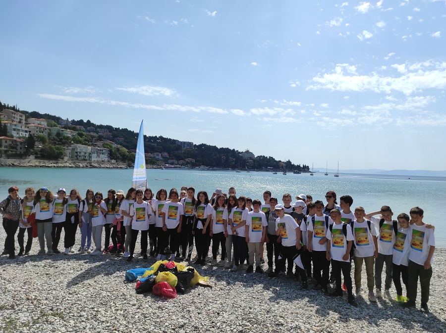 Učenici šestih razreda Osnovne škole Matije Vlačića sudjelovali u čišćenju plaža u Rapcu