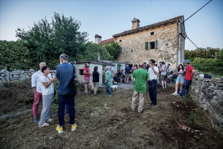 Za danas zakazano otvorenje izložbe tri mlade labinske umjetnice Mie Knežević, Nicole Načinović i Marine Rajšić u Galeriji S ikuti