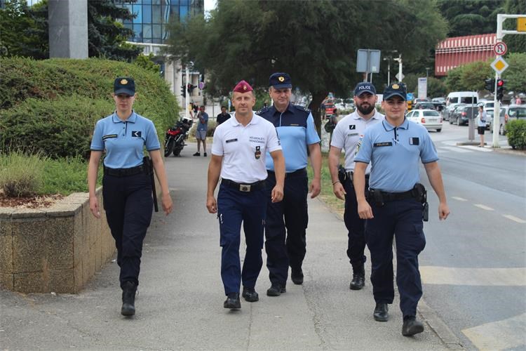 Sigurna turistička destinacija: Strani turisti osjećaju se sigurnije kada vide policijsku odoru iz svoje zemlje