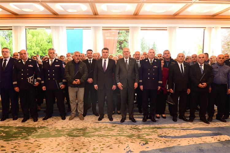 Predsjednik Republike Hrvatske povodom Dana policije odlikovao i djelatnike PU istarske