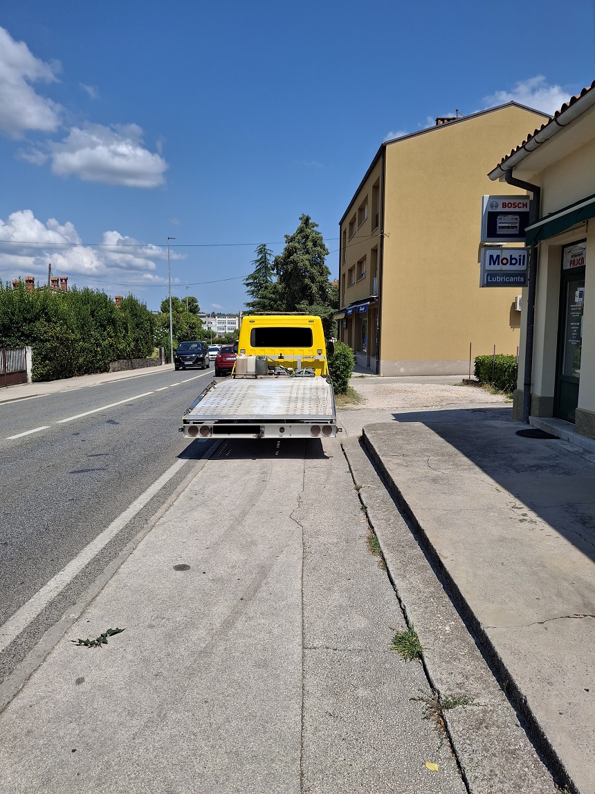 Nisu problem samo stranci: Majka s kolicima upozorava na svakodnevno blokiranje pločnika po Labinu
