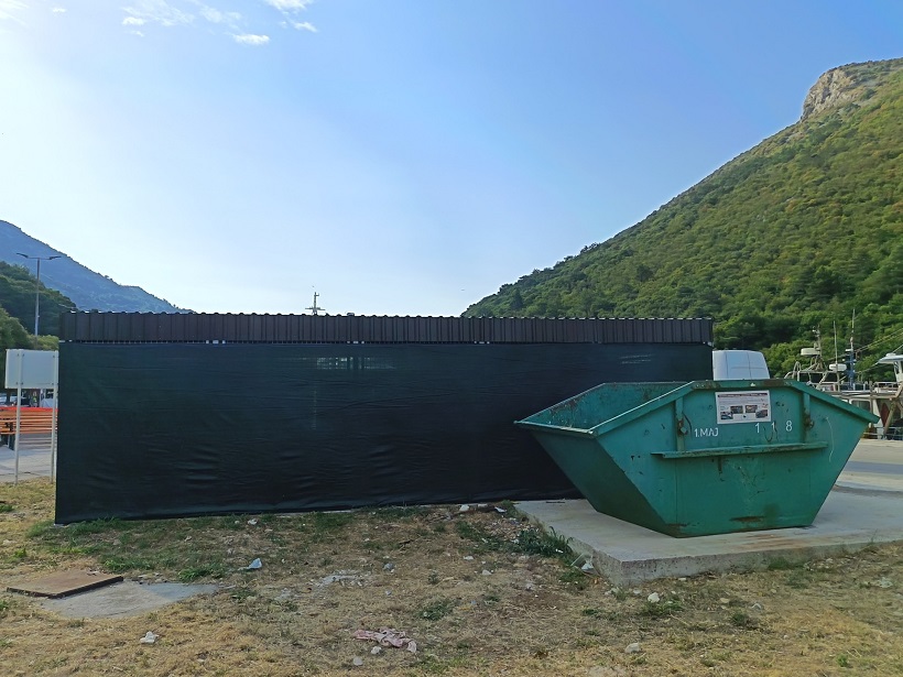 Brza reakcija nakon upozorenja: Očišćeni kontejneri na rivi u Plomin Luci
