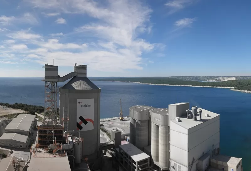 Holcim zaustavlja trenutnu Studiju utjecaja na okoliš i nastavak realizacije projekta KOdeCO net zero usklađuje s izmjenom prostornog plana Općine Raša