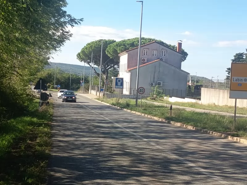 Opasni kružni tok na Vinežu: Grad Labin traži rješenje za prebrzu vožnju