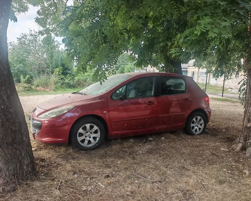 Napušteni automobil mjesecima stoji kod škole: Čitateljica upozorava na problem