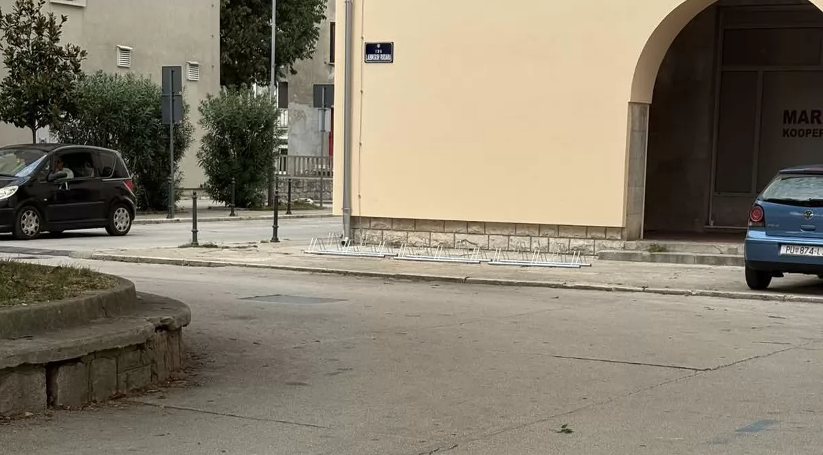 Nakon obnove Čeve  – biciklistički stupovi i zapušteni prolaz ponovno otvaraju pitanje uređenja grada