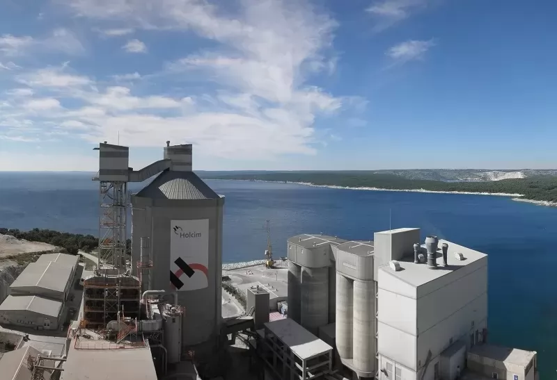 Holcim Hrvatska uvažava prijedloge lokalne zajednice i ispremni su novu luku izgraditi na lokaciji koju su predložili
