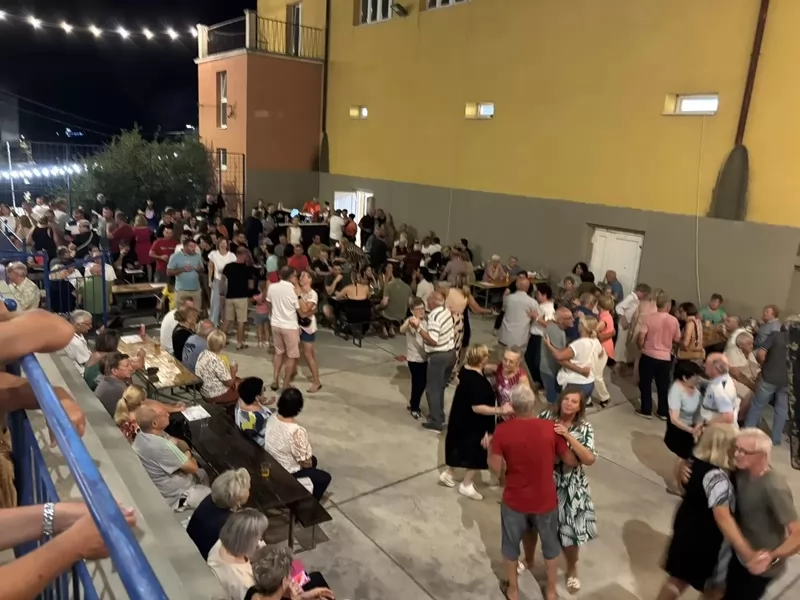 Koromačno sinoć u znaku Sekovanja: Tradicija, domaći proizvodi i ples uz Night Express