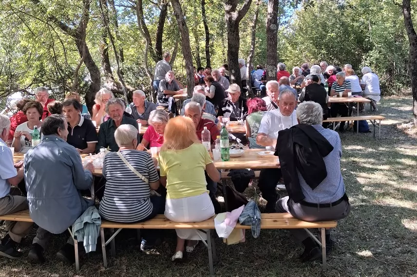 Više od 150 članova društava `Tito` na tradicionalnom druženju na Jelenskom podno Prnjani 