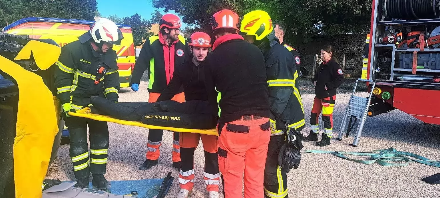 Zajedničkom vježbom do bolje spremnosti: Labinski vatrogasci i Hitna uvježbavali spašavanje unesrećenih