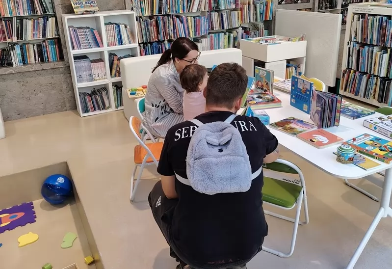 I najmlađi uživaju u svijetu knjiga: održano još jedno druženje programa „I beba knjigu treba“