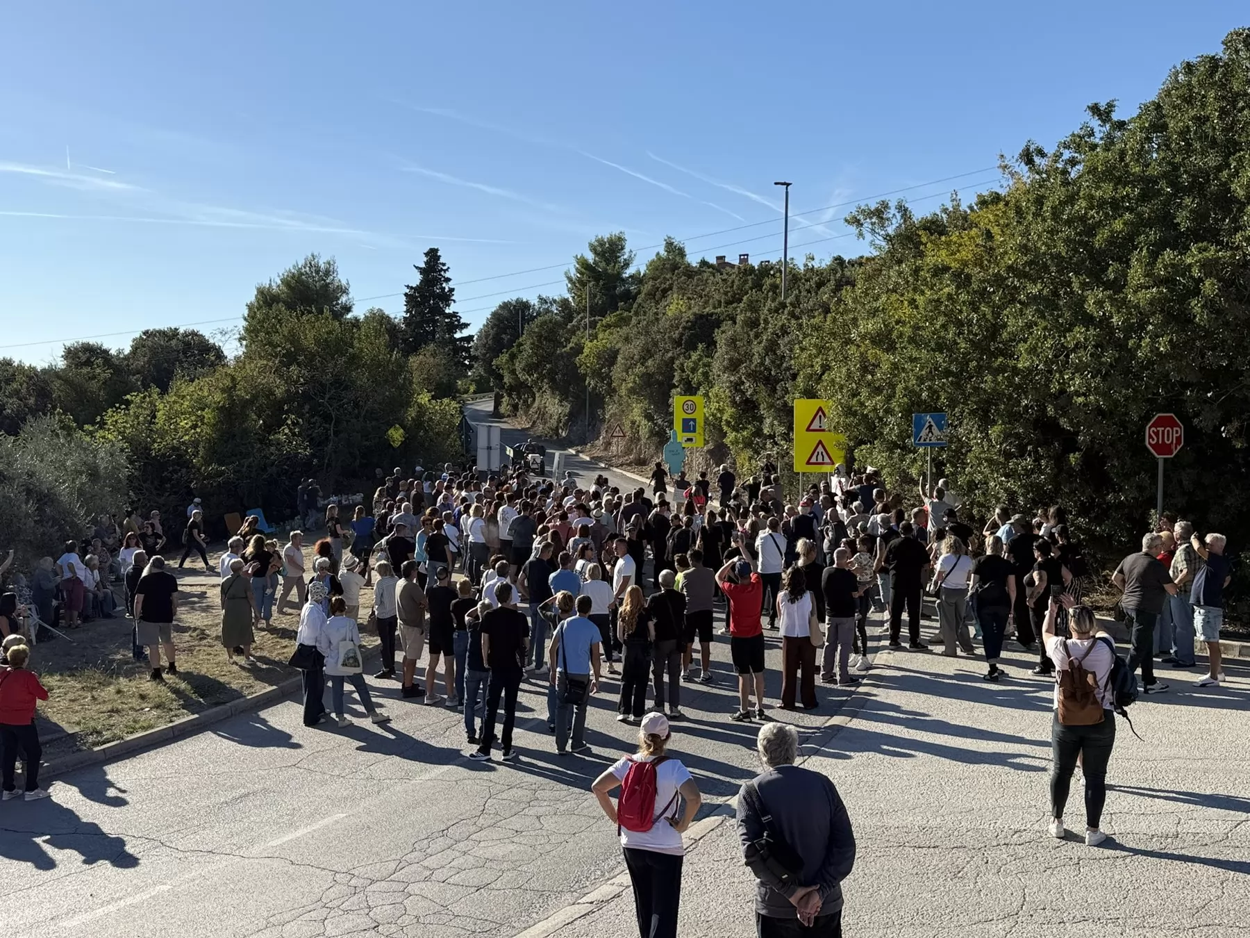 Nekoliko stotina građana u Koromačnu: S mirnog okupljanja poslali poruku protiv spaljivanja otpada i projekta KOdeCO