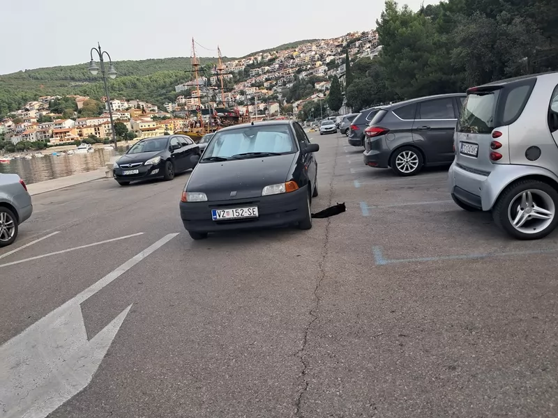 Čitateljica upozorava na nepropisno parkiranje na rabačkoj rivi: `Auto-mobil ovako stoji već tri dana`