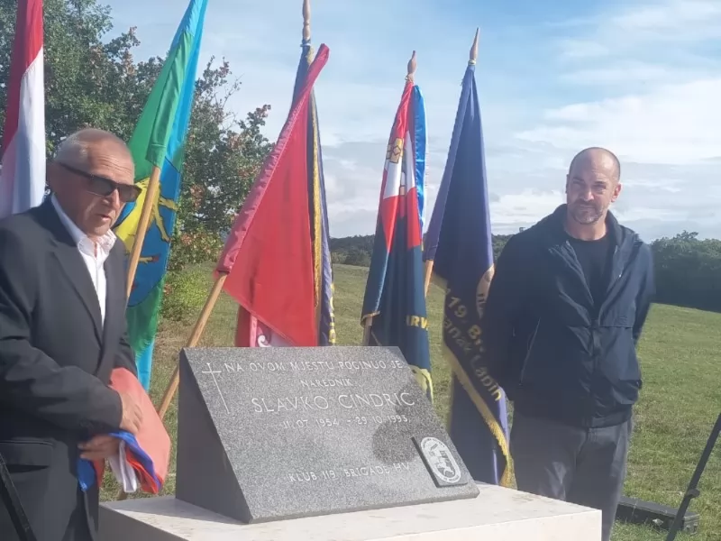 Svečano otkriveno spomen-obilježje naredniku Slavku Cindriću, instruktoru i pripadniku 119. brigade HV-a