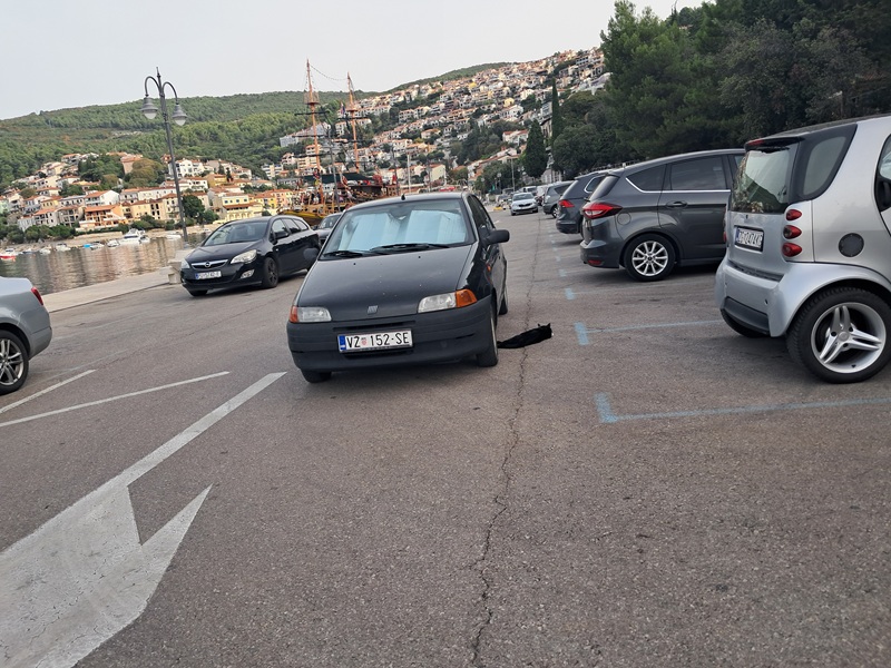 Čitateljica upozorava na nepropisno parkiranje na rabačkoj rivi: `Auto-mobil ovako stoji već tri dana`