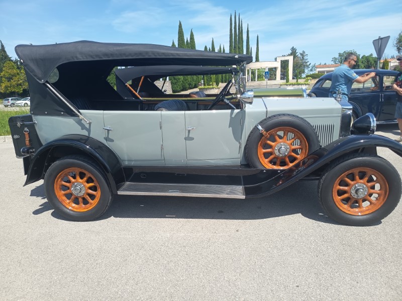 1925