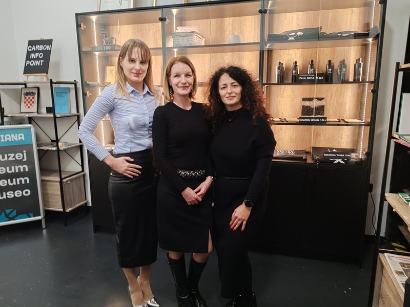 9ab9df52-15ee-459f-bada-4b6a5ee66f4c